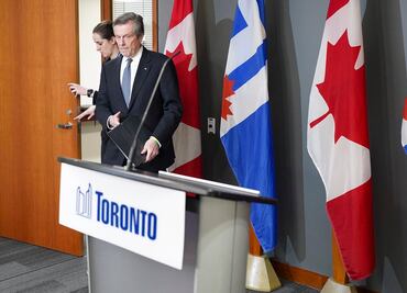 Alcalde de Toronto renuncia tras romance con exempleada