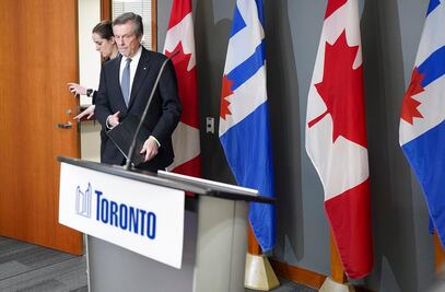Alcalde de Toronto renuncia tras romance con exempleada