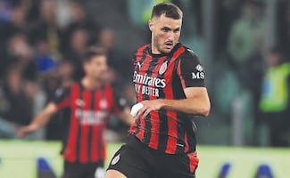 Santiago Giménez podría salir del Milan por inactividad 