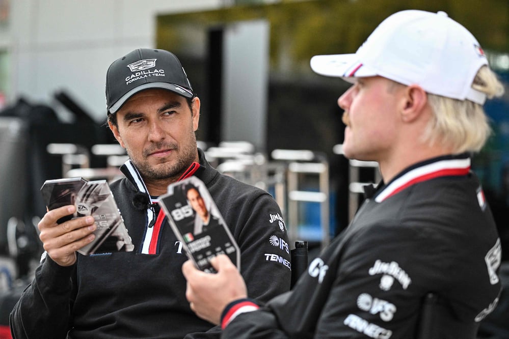 Sergio "Checo" Pérez y Valtteri Bottas en el Circuito Internacional de Shanghái, rumbo al Gran Premio de China - Foto: AFP