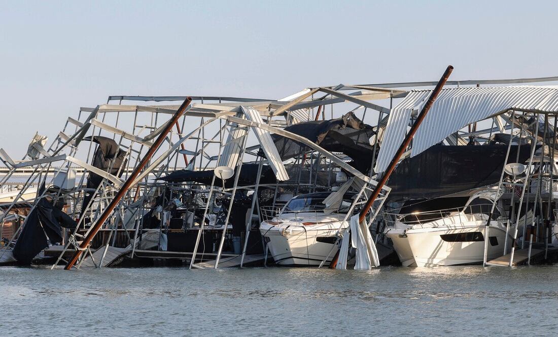 Los muelles y los barcos están dañados en el puerto deportivo del lago Lewisville en Lewisville, Texas, tras el paso de tormentas. Foto: AP