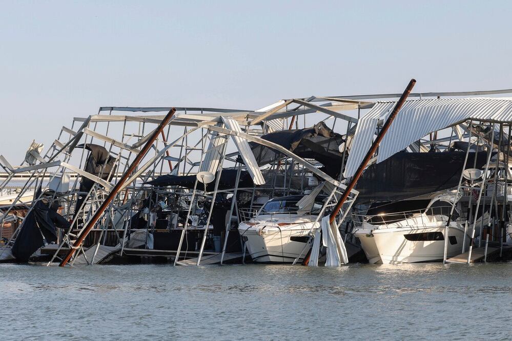 Los muelles y los barcos están dañados en el puerto deportivo del lago Lewisville en Lewisville, Texas, tras el paso de tormentas. Foto: AP