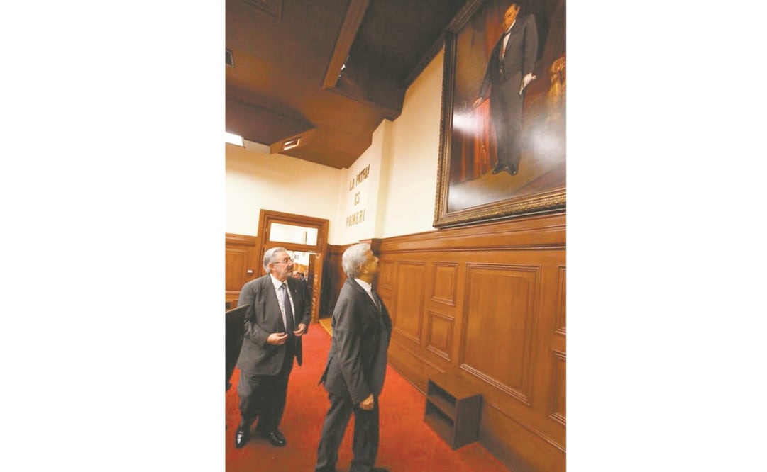 López Obrador observa el cuadro colocado en el salón de plenos. (CORTESÍA)