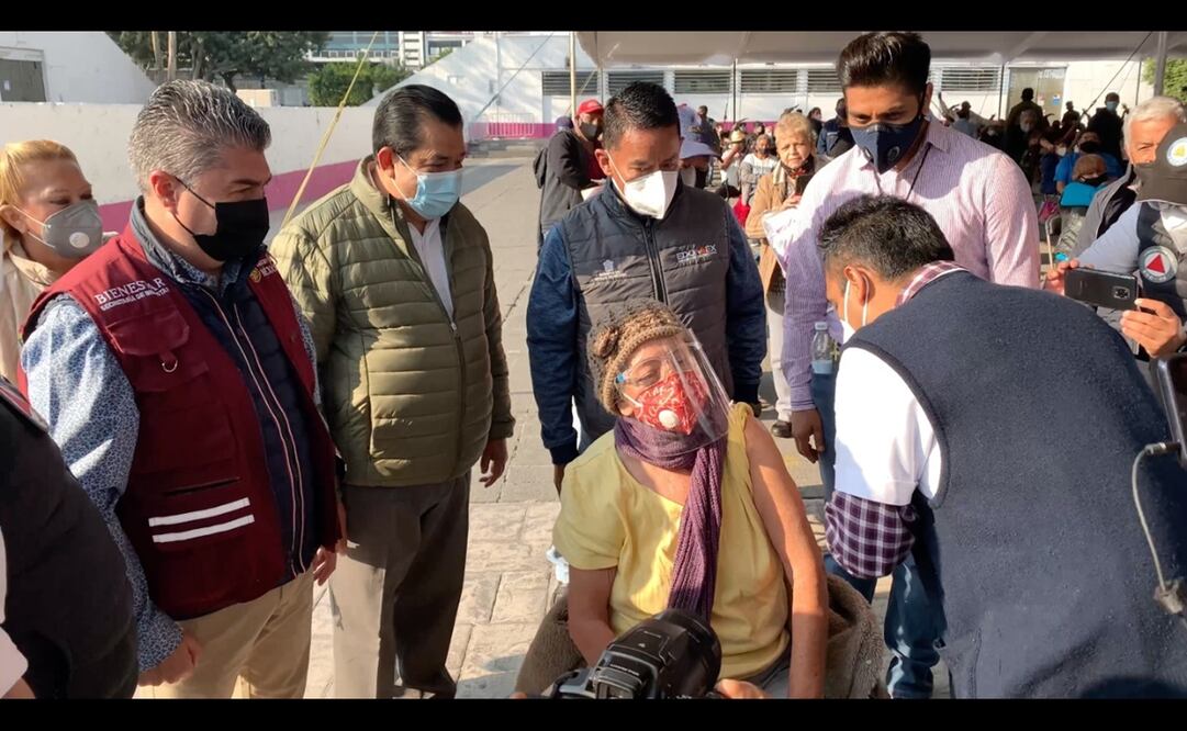 En la explanada del Palacio Municipal, el alcalde recibió a Josefina Ávila Jiménez, quien fue la primera de un promedio de 4 mil personas que llegarán a esta sede. Foto: Especial 