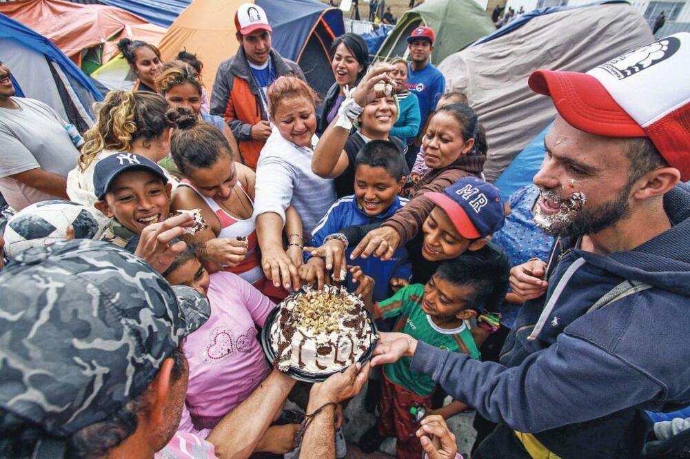 Un grupo de migrantes centroamericanos que llegó a El Chaparral, en Tijuana, en mayo pasado, espera poder recibir asilo en Estados Unidos. Foto: EFE. ARCHIVO