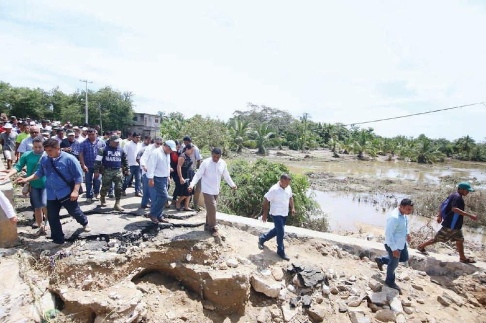 El gobernador Héctor Astudillo supervisó la rehabilitación de la infraestructura carretera en el municipio de Cruz Grande (ARCHIVO. EL UNIVERSAL)