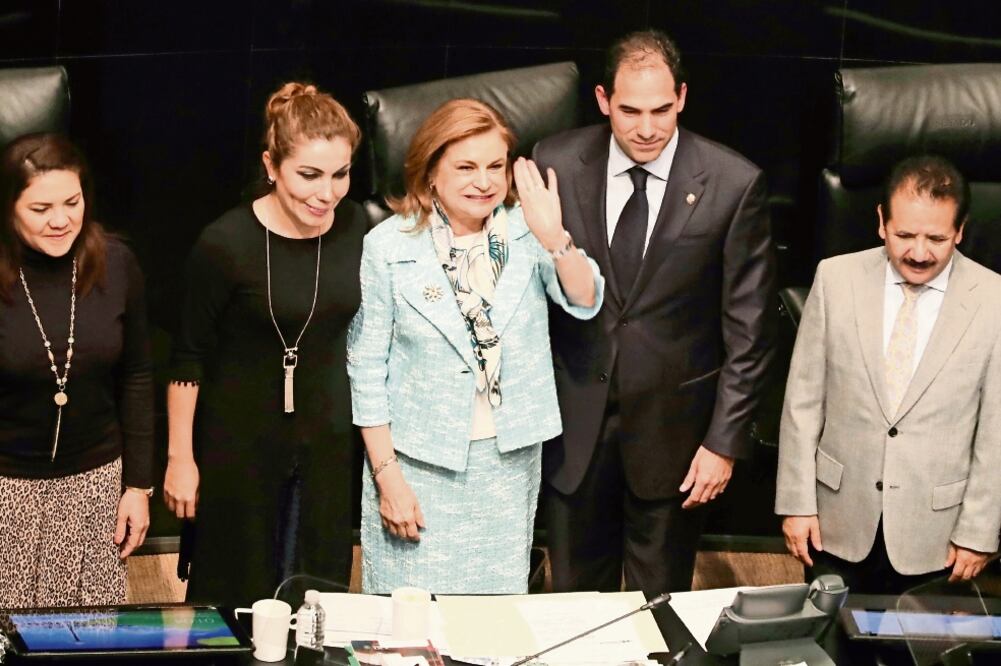 Después de su asistencia al Senado, Arely Gómez tomó posesión de su cargo en la Función Pública y se reunió con los funcionarios que conforman la dependencia (LUCÍA GODÍNEZ. EL UNIVERSAL)