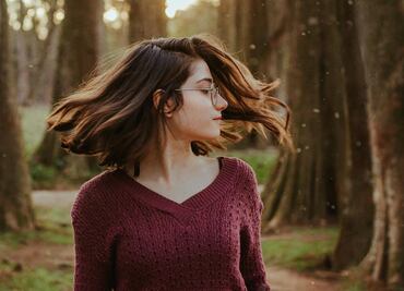 Expertos revelan la edad exacta en que una mujer pierde más cantidad de cabello