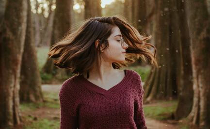 Expertos revelan la edad exacta en que una mujer pierde más cantidad de cabello