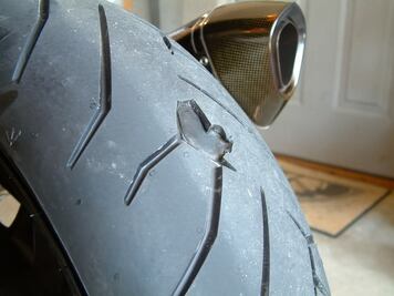 Cinco sencillos pasos para cambiar la llanta de una moto