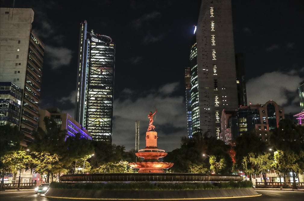Monuments like the Diana the Huntress Fountain were illuminated in orange to mark the beginning of the Summit - Photo: Yadin Xolalpa/EL UNIVERSAL