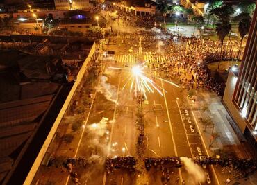 Masiva protesta contra el presidente Merino de Perú deja un muerto