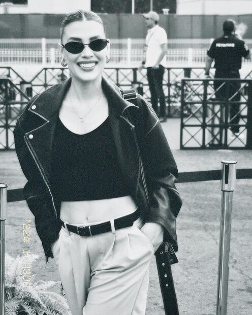 Michelle Salas combina perfectamente pantalón de piel y chamarra de peluche