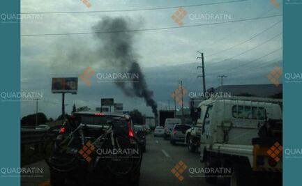 Cierran la México-Querétaro por incendio de un tráiler