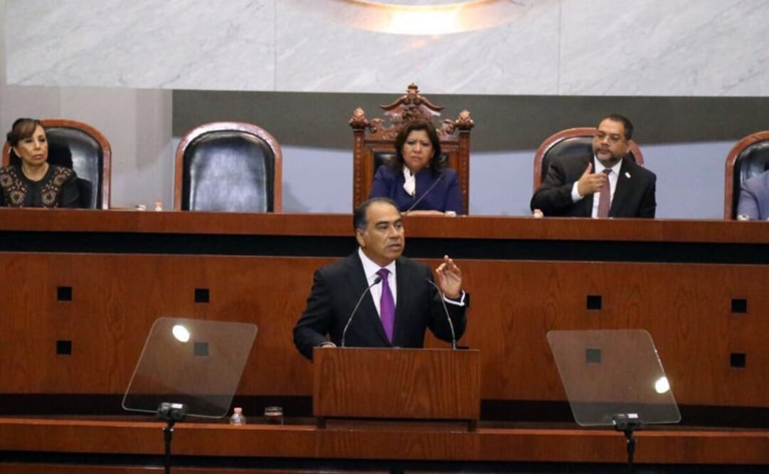 Ane el pleno local, Astudillo Flores se quejó del déficit y demás problemas sociales que dejaron las administraciones pasadas. /Tomada de @HectorAstudillo