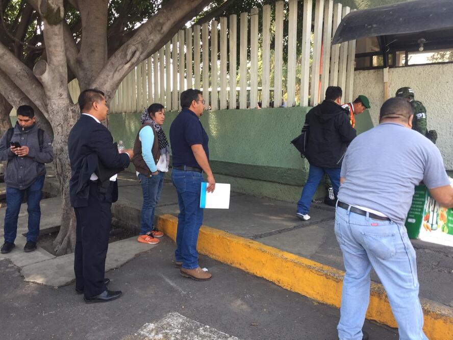 Desde el viernes, diversos choferes llevaron sus documentos a la Sedena en busca de un puesto.