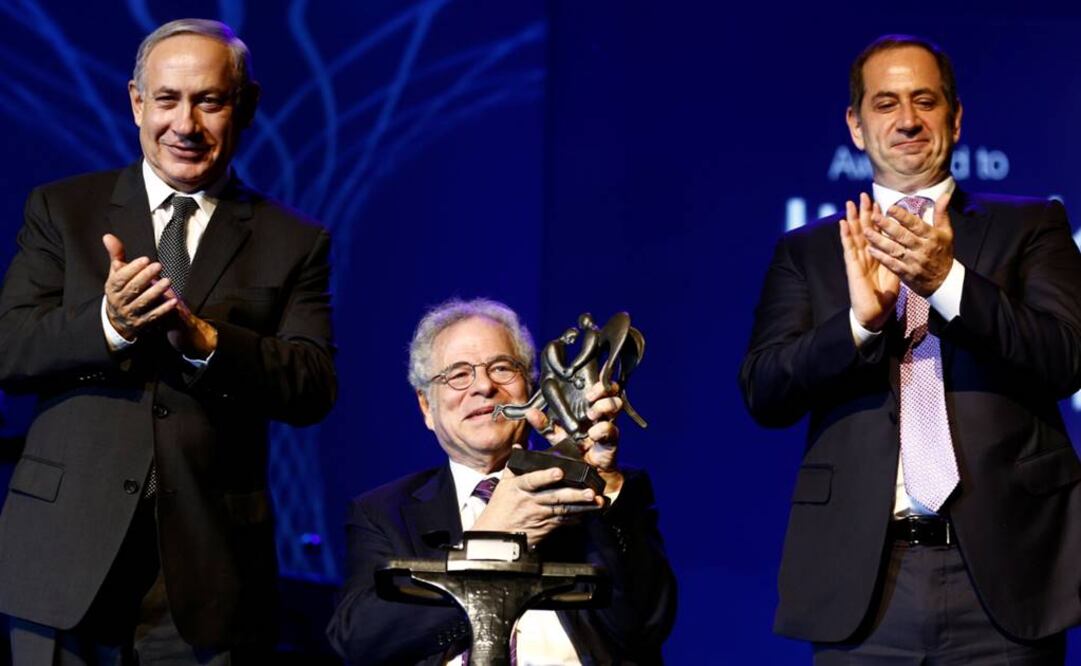 Perlman se encuentra en silla de ruedas debido a las secuelas que le produjo la poliomielitis que contrajo a los cuatro años de edad. (FOTO: Reuters)