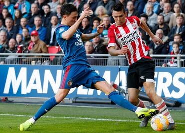 'Chucky' anota acrobático gol para salvar al PSV