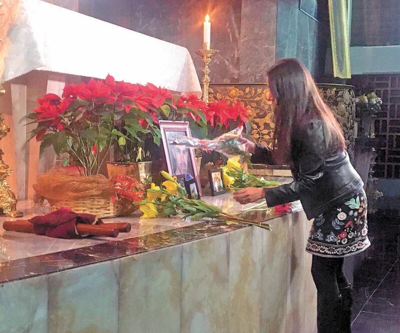 La actriz acudió a la misa realizada en honor a su esposo. Fotos: CÉSAR HUERTA / EL UNIVERSAL