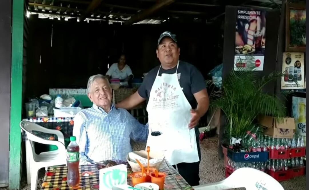 Margarito Gálvez, reconocido por la preparación y venta de birria tatemada, junto con el presidente Andrés Manuel López Obrador. Foto: Especial
