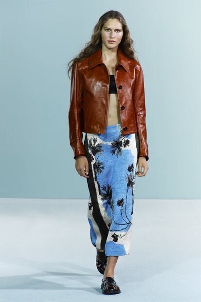 Foto: Zara / Las mujeres con cuerpo tipo triángulo invertido pueden usar bonitos estampados en sus faldas.