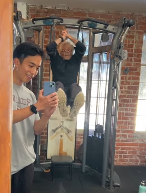 Jonathan Cheung comparte video en el que el actor Jorge Rivero se ejercita.   Instagram jlinuxcheung