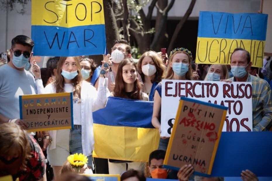 Ucranianos protestan en la Secretaría de Relaciones Exteriores; entonan himno nacional de Ucrania