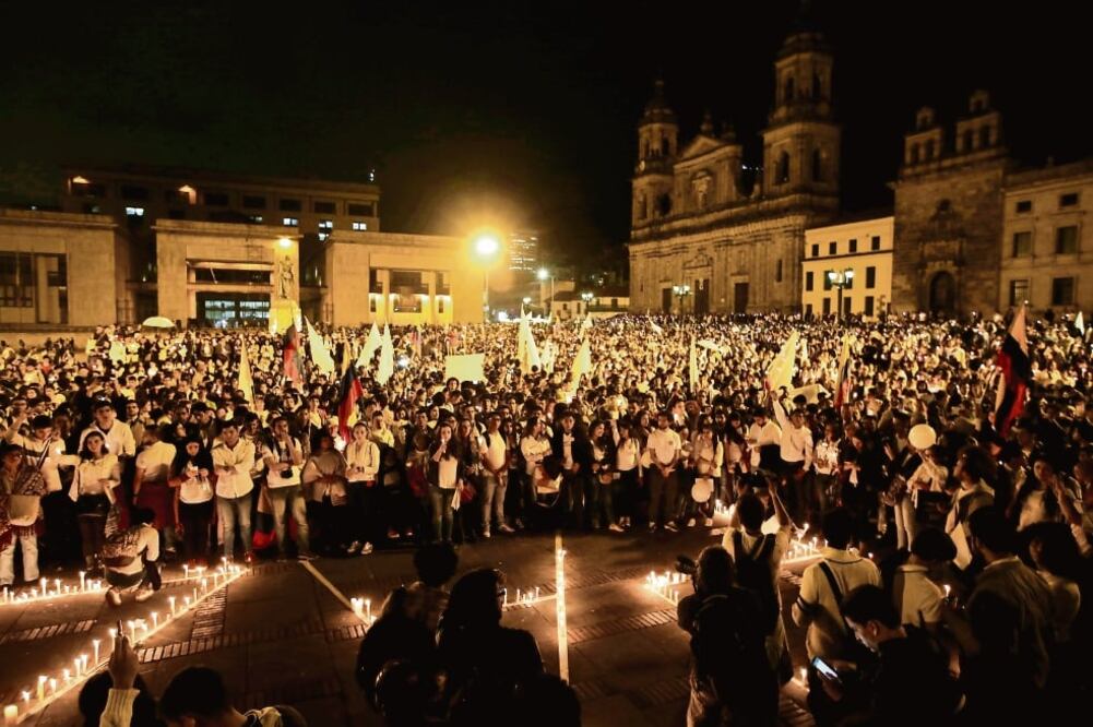 Partidarios del acuerdo de paz entre el gobierno y las FARC realizaron anoche una “Marcha del Silencio”, en Bogotá. Hubo actos en varias ciudades del país (JOHN VIZCAINO. REUTERS)