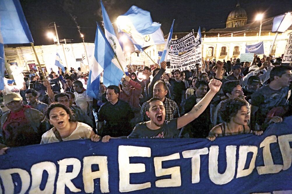 Manifestantes gritaban consignas contra el gobierno, en una marcha el sábado pasado para demandar la renuncia del presidente Otto Pérez Molina, en Guatemala (JORGE DAN LOPEZ. REUTERS)