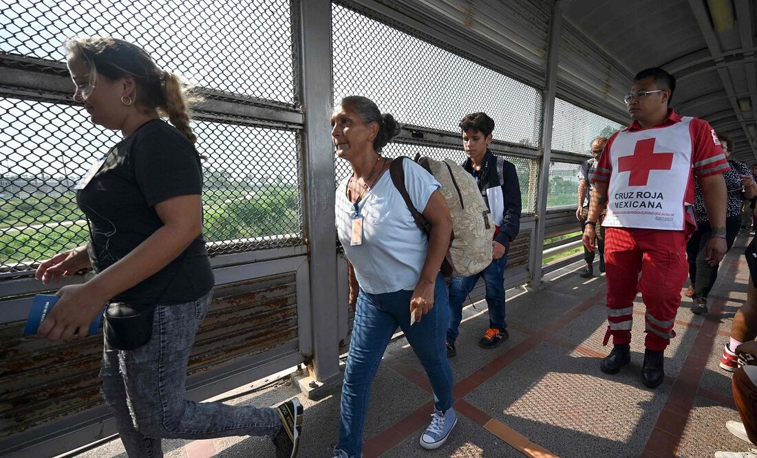Los migrantes cruzan el Puente Internacional Matamoros-Brownsville después de obtener una cita para ingresar legalmente a Estados Unidos, el 12 de mayo. Foto: AFP