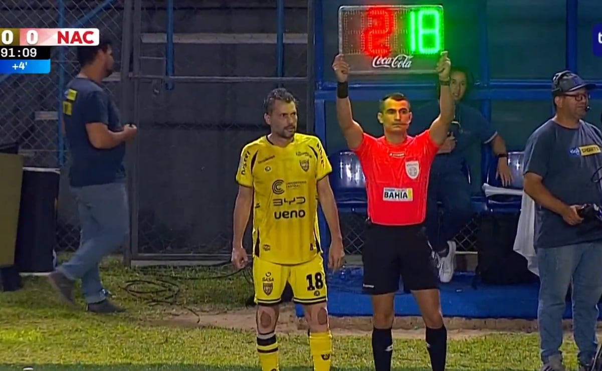 Luis Vidal, presidente de un club paraguayo, entró de cambio para jugar con  su equipo