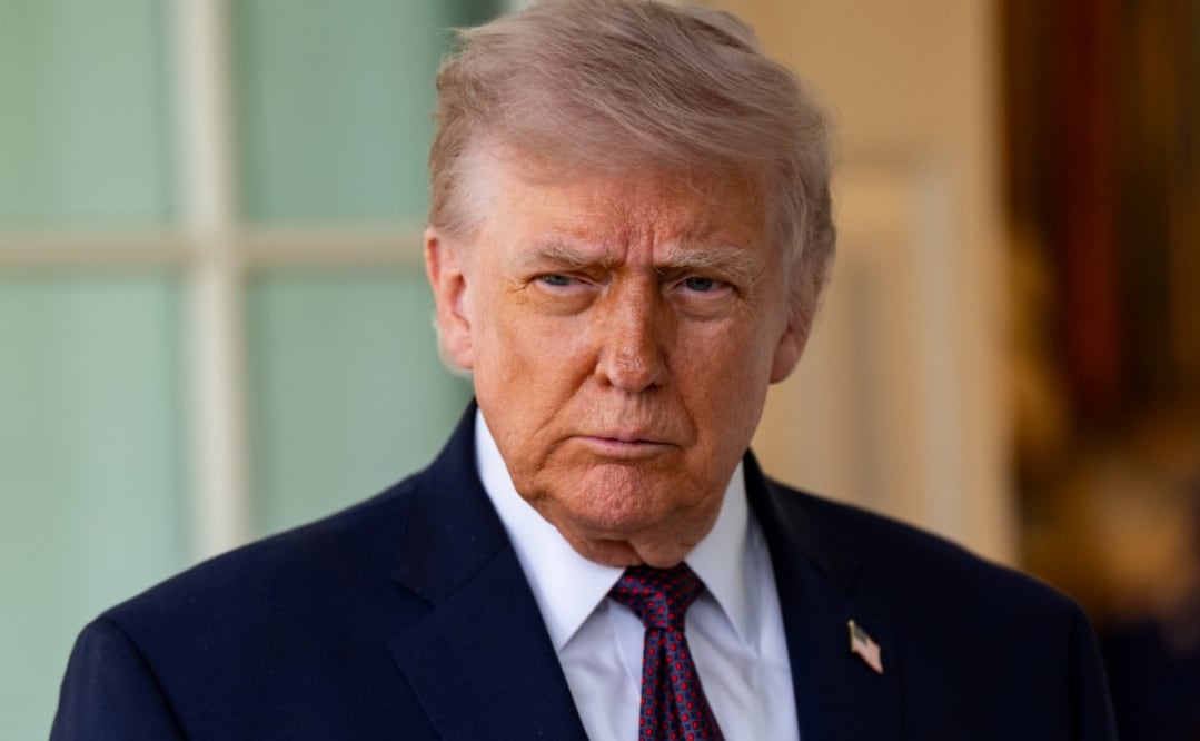 El presidente estadounidense Donald Trump habla con miembros de la prensa frente al Despacho Oval de la Casa Blanca en Washington, D.C., EU., el 13 de abril de 2026. Foto: EFE