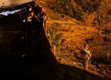 EU detiene a 25 migrantes durante intento masivo de cruzar la frontera