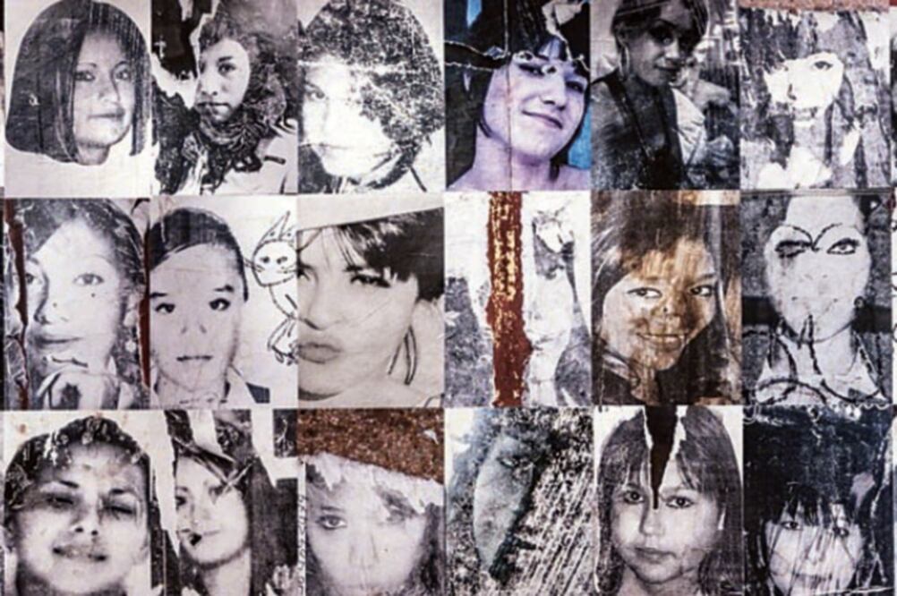 Pesquisas, de Teresa Margolles (impresiones en color de fotografías de mujeres desaparecidas que cubren las calles de Ciudad Juárez desde los años 90) (ESPECIAL)