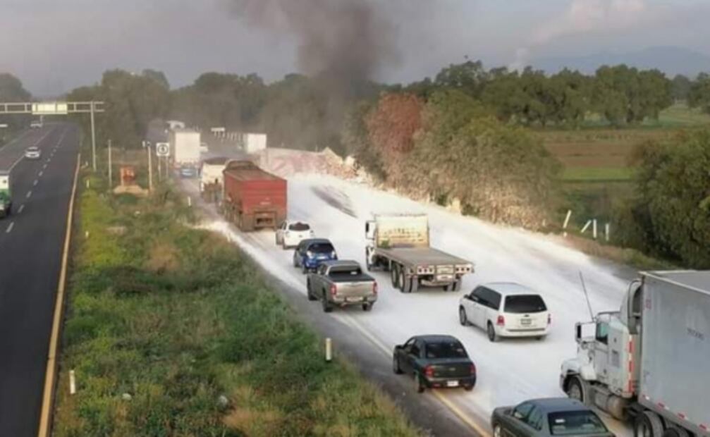 Tráiler cargado de cal vuelca y se incendia en la carretera México-Pirámides