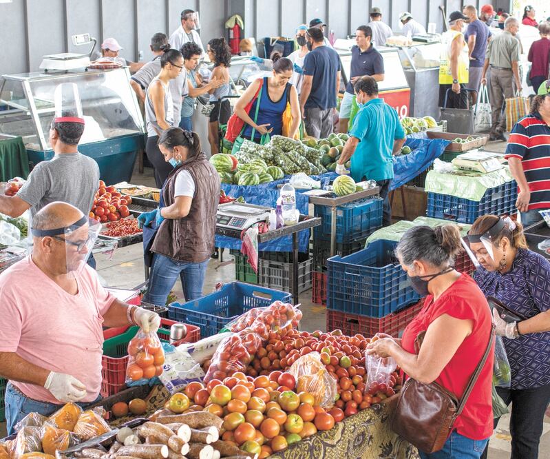 Durante la Feria del Agricultor en San Rafael, Costa Rica, hubo movilidad y ventas, luego de que el gobierno flexibilizó las medidas de confinamiento. ESTEBAN DATO. XINHUA