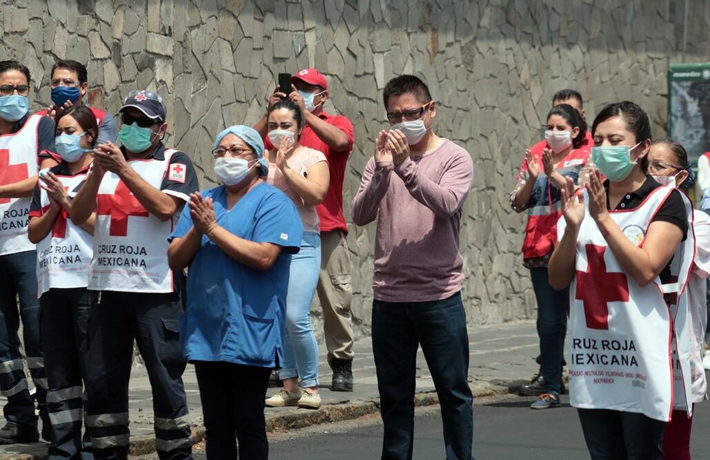 Elementos de seguridad ciudadana de Puebla muestran su apoyo al personal médico que labora en el Hospital de la Cruz Roja de Puebla. Foto: OMAR CONTRERAS EL UNIVERSAL