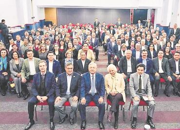 En renovación del SNTE, ofrece AMLO ser juez