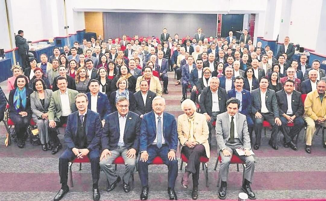 Andrés Manuel López Obrador (centro, al frente) se reunió con el secretario general del SNTE, Alfonso Cepeda (segundo de izq. a der). Acudieron Esteban Moctezuma (izq. al frente) y Olga Sánchez Cordero (segunda de der. a izq., al frente). (TWITTER)