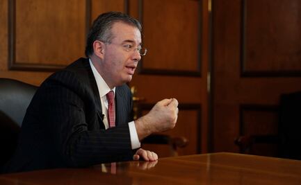 Cambiar la ley de Banxico puede poner en riesgo la calificación de México, advierte Díaz de León