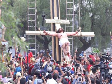 Finaliza crucifixión de Cristo en Iztapalapa
