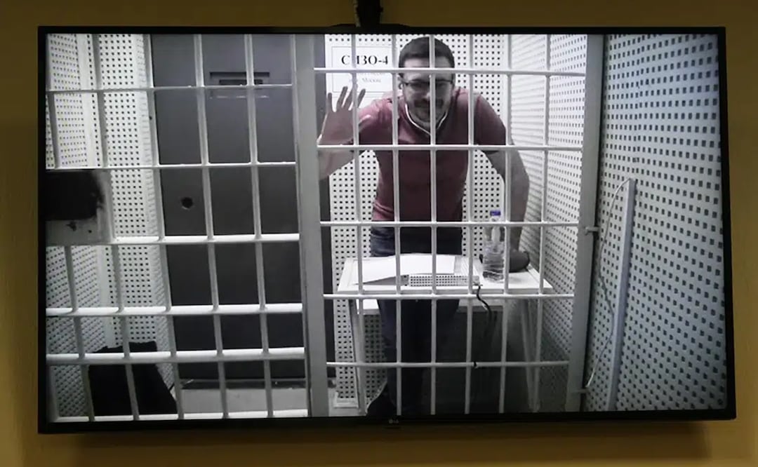 El activista opositor ruso y exdelegado municipal del distrito de Krasnoselsky, Ilya Yashin, aparece en una pantalla de TV en un enlace por video provisto por el Servicio Penitenciario Federal en una corte de Moscú. Foto: AP