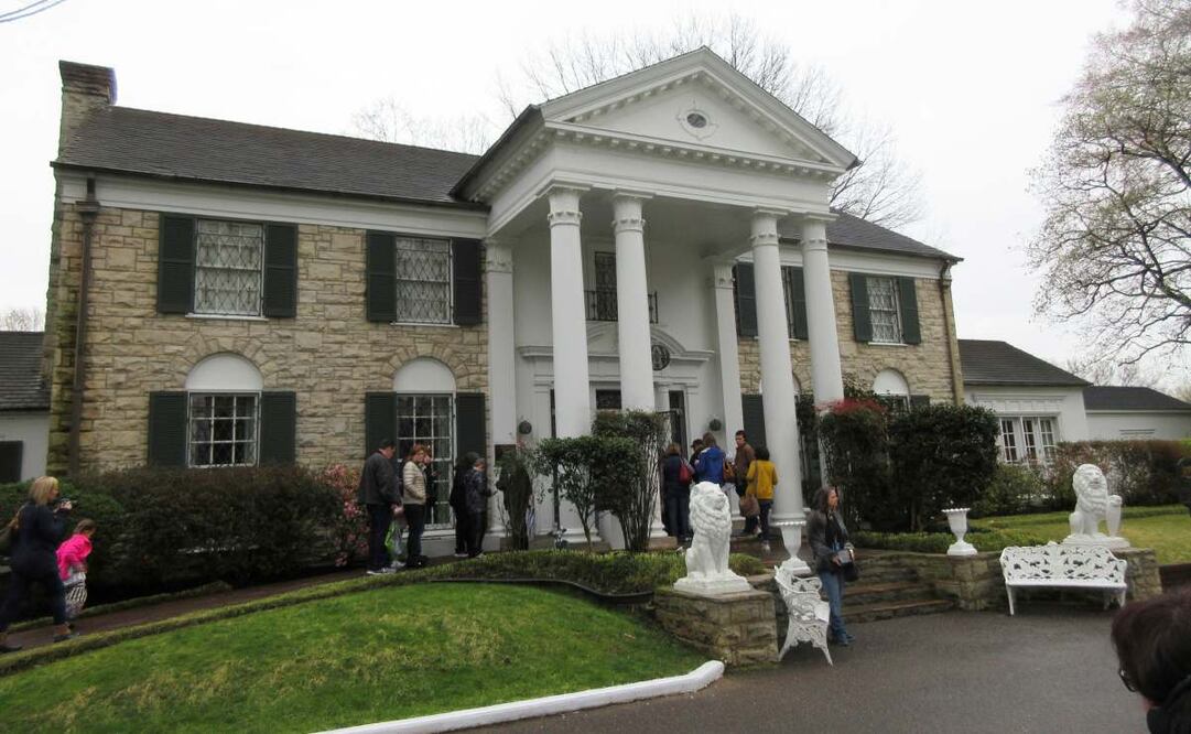 Esta fotografía del 13 de marzo de 2017 muestra a visitantes preparándose para recorrer Graceland en Memphis, Tennessee, que abrió como museo y atracción turística en 1982, en torno al famoso cantante Elvis Presley. Foto: AP