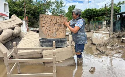 Bajo medio metro de lodo, vecinos de Poza Rica piden apoyo; “SOS, al fondo también existimos”, claman