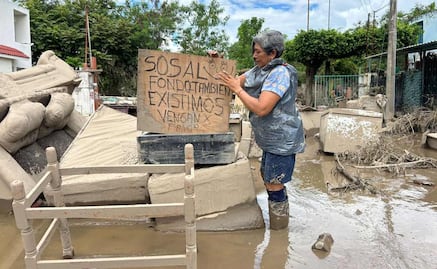 Bajo medio metro de lodo, vecinos de Poza Rica piden apoyo; “SOS, al fondo también existimos”, claman