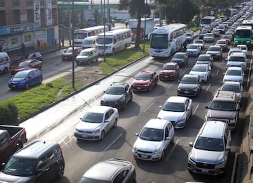 FOTOS: De nuevo colapsa la calzada Zaragoza tras un socavón que se formó en carriles centrales al AICM