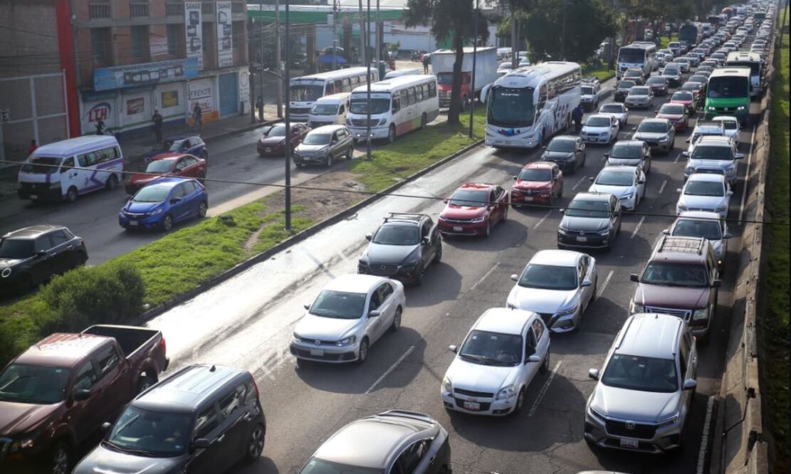 Gran caos vial se registra en la Calzada Ignacio Zaragoza debido a un socavón que se formó en los carriles centrales en dirección al Aeropuerto de la Ciudad de México, a la altura del puente del mercado de San Juan, el jueves 14 de agosto de 2025. Foto: Luis Camacho/EL UNIVERSAL