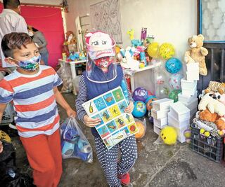 Regalan alegría a niños a cambio de un dibujo