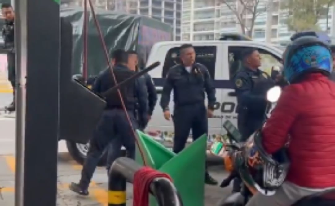 Video muestra riña entre policías y motociclistas en CDMX. Foto: Captura de pantalla