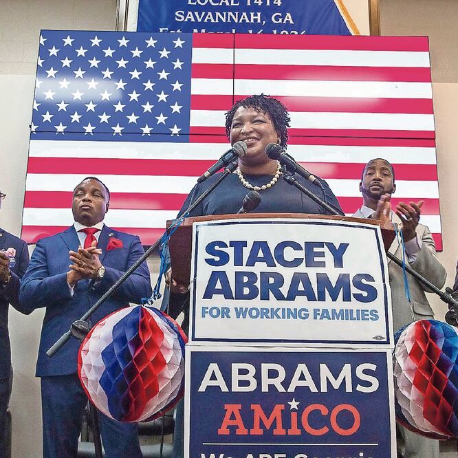 La candidata demócrata a la gubernatura de Georgia, Stacey Abrams, habla en el Longshoremen Union Hall durante un mitin de Get Out The Vote en Savannah, Georgia. De ganar la elección de hoy, se convertiría en la primera gobernadora afroamericana. Foto: AP